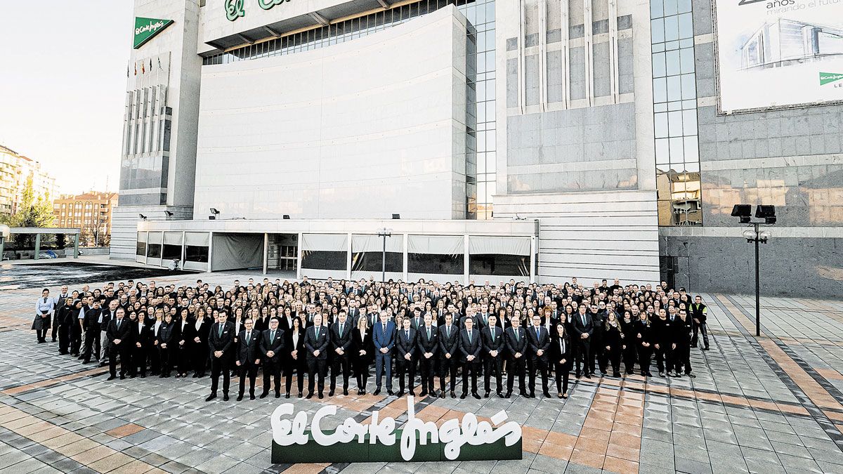 Foto de familia de toda la plantilla de El Corte Inglés de León, que mañana cumple un cuarto de siglo.  | L.N.C.