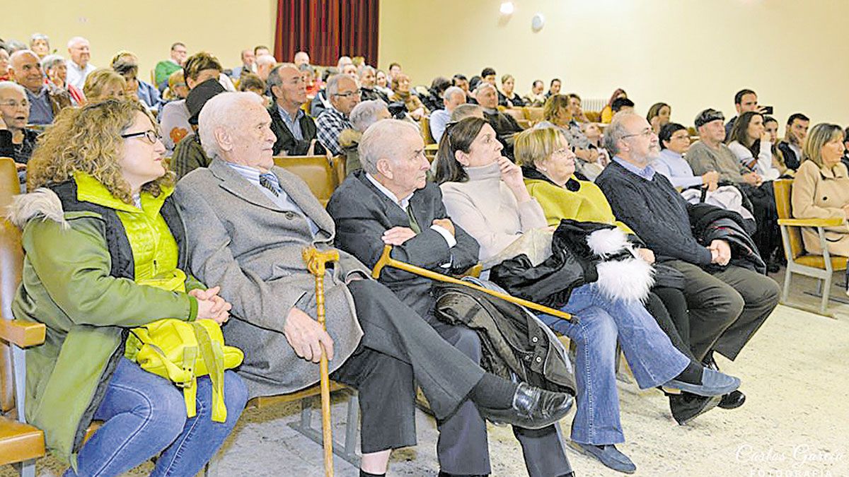 Ángel Reyero (en el centro) al lado de su hermano, sus hijas y otros familiares rodeado de 200 vecinos del Valle.  | REPORTAJE GRÁFICO DE CARLOS GARCÍA ‘KUBALA’