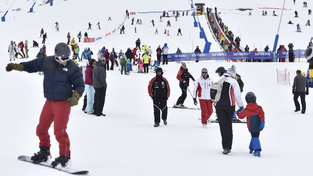 Aspecto que presentaban este lunes las pistas de la estación de esquí de San Isidro, que este lunes limitó su superficie abierta por rachas de viento. | SAÚL ARÉN