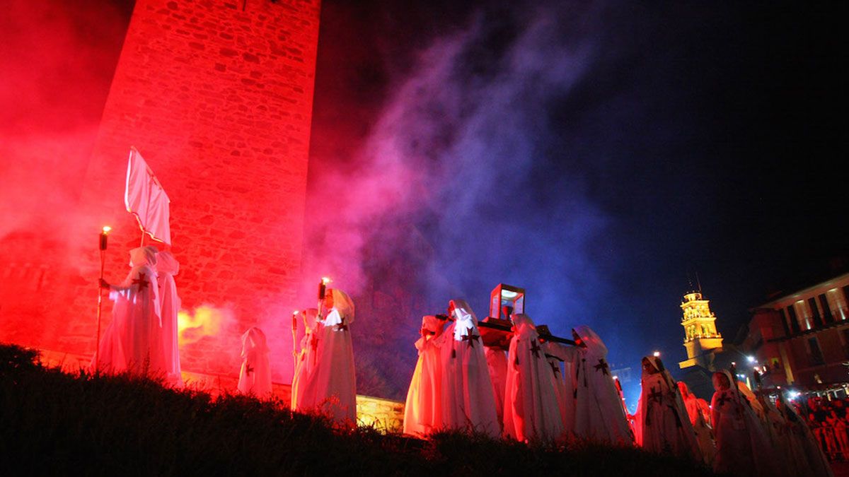 La Orden del Temple volvió a depositar en la medianoche de este sábado en el Castillo el Arca y el Grial. | César Sánchez (Ical)