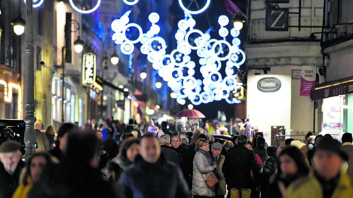 Las calles de la ciudad de León han estado abarrotadas de gente durante el ‘macropuente’ de la Constitución y la Inmaculada. | SAÚL ARÉN