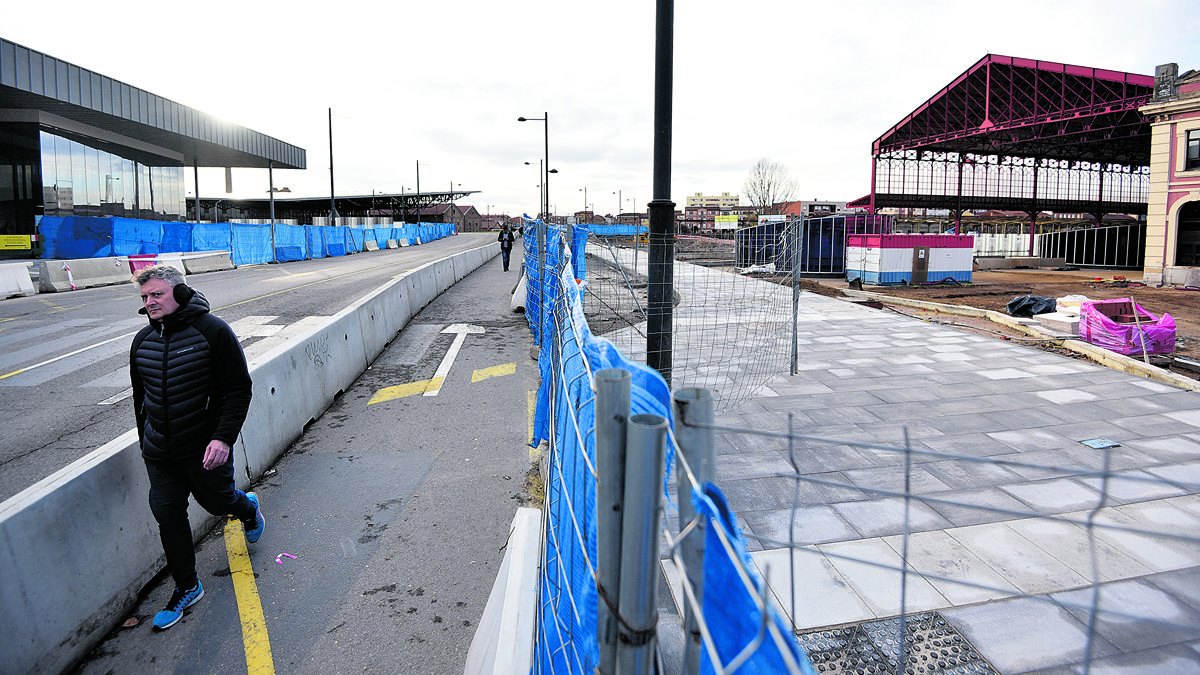 Nueva acera que se está construyendo en la avenida de Palencia frente a la estación de trenes. | SAÚL ARÉN