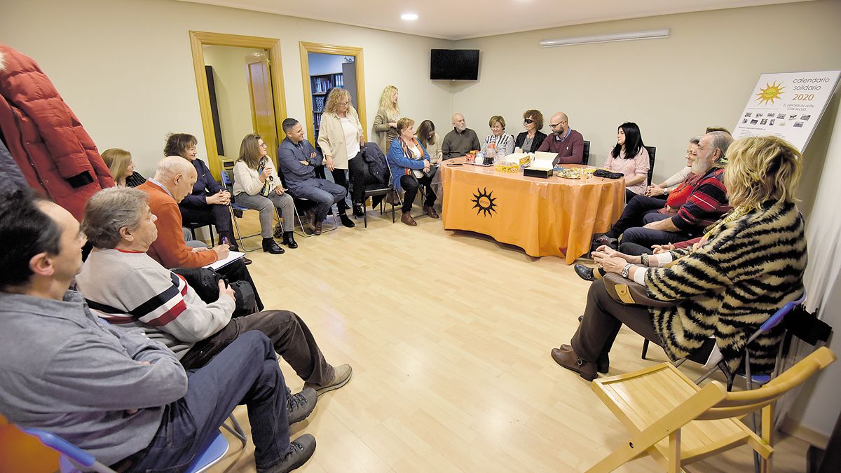 La sede de Alcles se llena cada dos semanas de pacientes y familiares que participan en ‘Café con tu hematólogo’. | SAÚL ARÉN