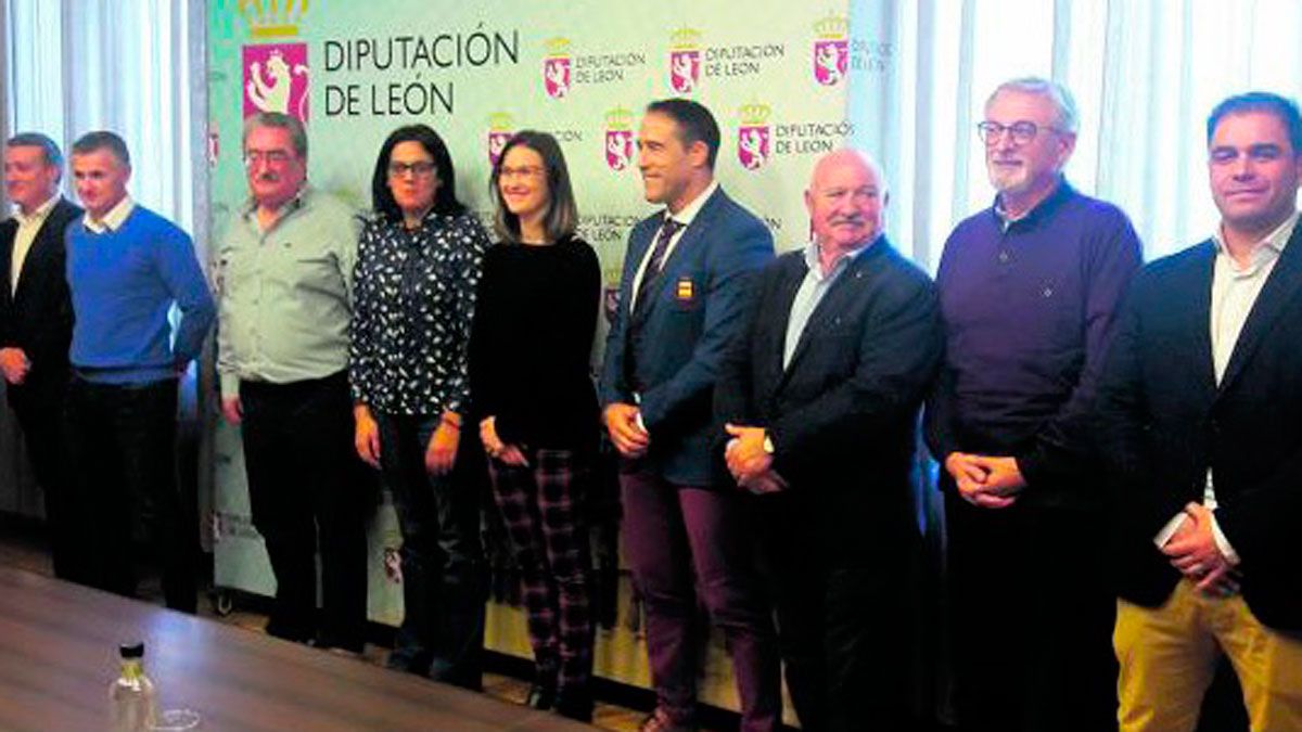 Foto de familia de la reunión celebrada en la Diputación y en la que se emplazó para el día 10 de diciembre. | F. FERNÁNDEZ