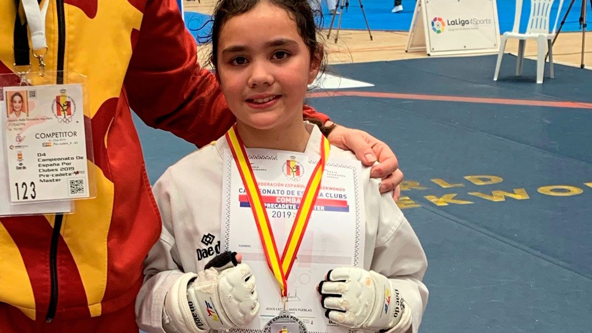 Jessica Aidee posa orgullosa con su medalla de plata lograda en Alicante.