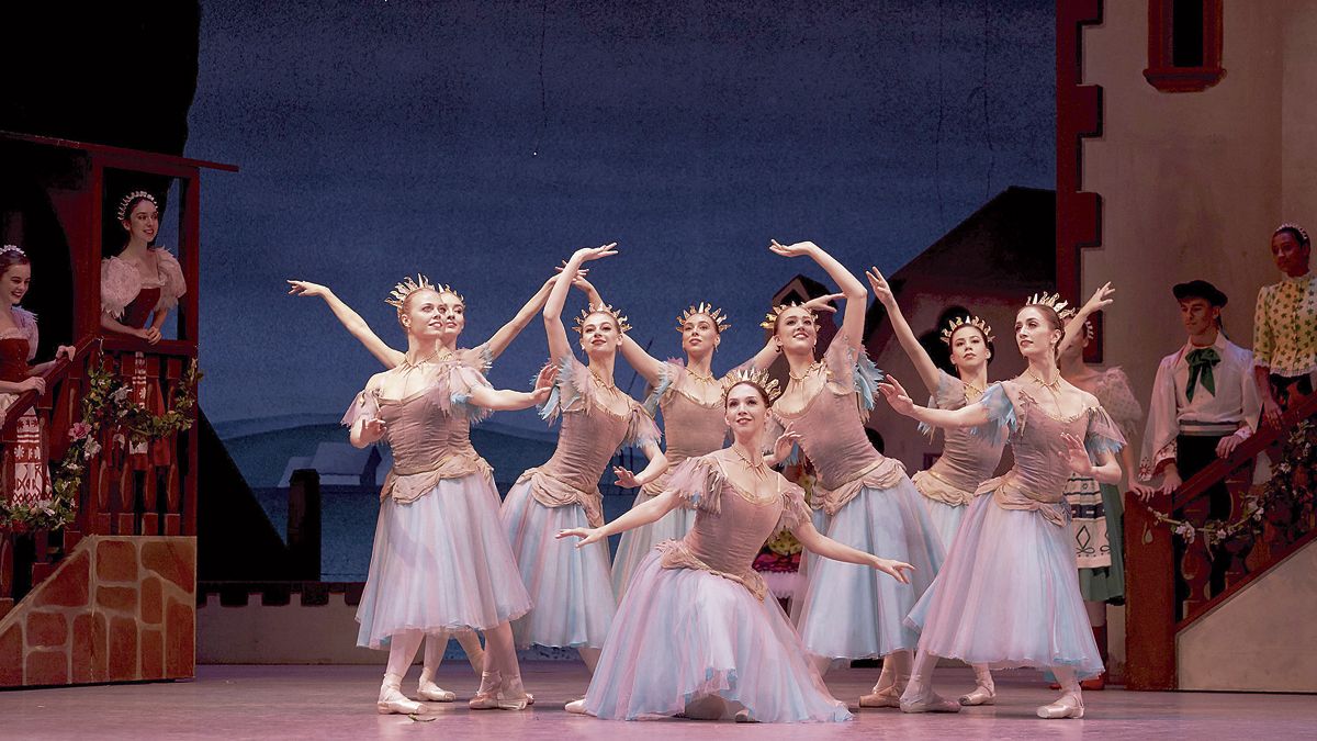 Un momento del ballet ‘Coppélia’ que este martes se exhibe en los cines Van Gogh. | BILL COOPER