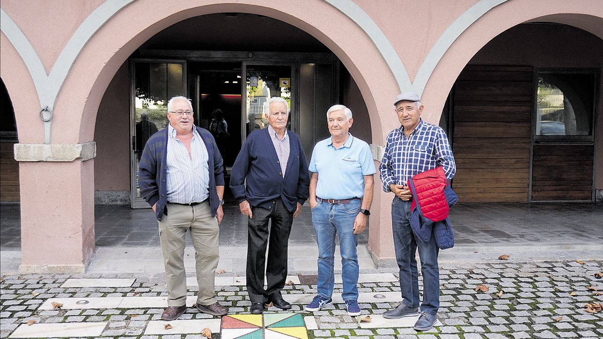 Representantes de las cuatro cofradías del valle de Sabero; La Ercina, Sabero, Cistierna y Olleros, a la puerta del Museo de la Minería. | F. FERNÁNDEZ