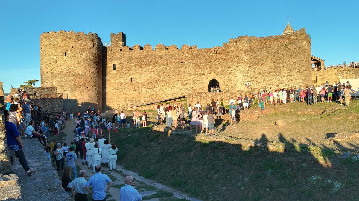 Imagen de archivo del interior del recinto del castillo de Ponferrada, con muchos visitantes. | D.M.