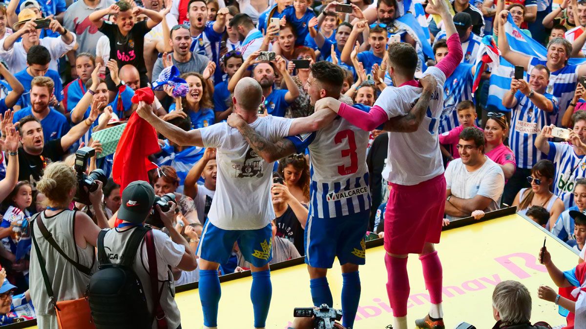 Los jugadores de la Ponferradina celebran con su afición el ascenso a Segunda. | FRANCISCO L. POZO