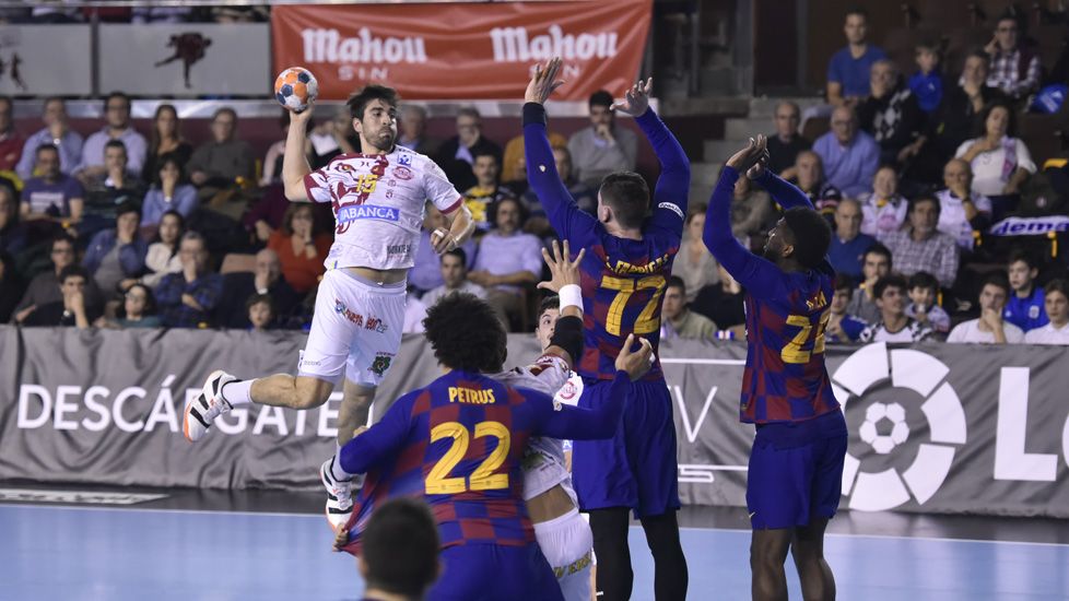 Juanjo Fernández lanza frente al Barcelona, al que podría volver a encontrarse el equipo leonés. | MAURICIO PEÑA