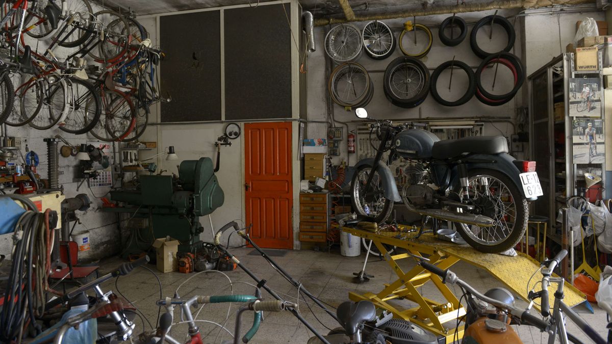 Tienda de venta y reparación de bicicletas ubicada en la localidad de Matallana de Torío. | MAURICIO PEÑA