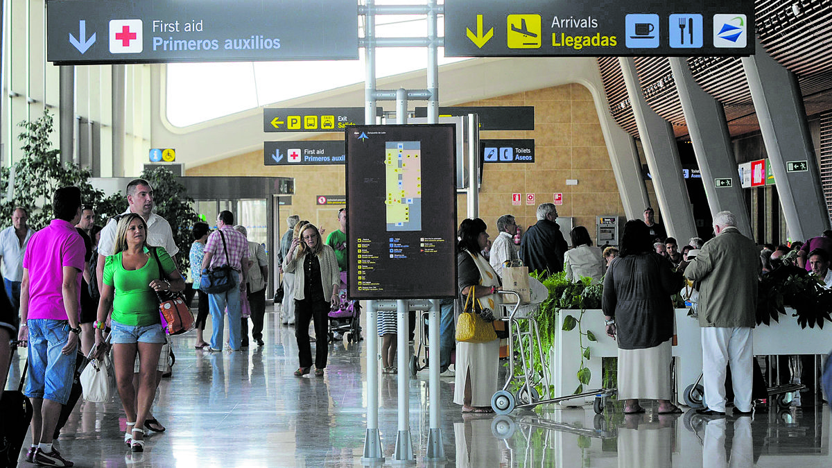 La cifra de viajeros que pasan por el aeropuerto de León sigue al alza. | MAURICIO PEÑA