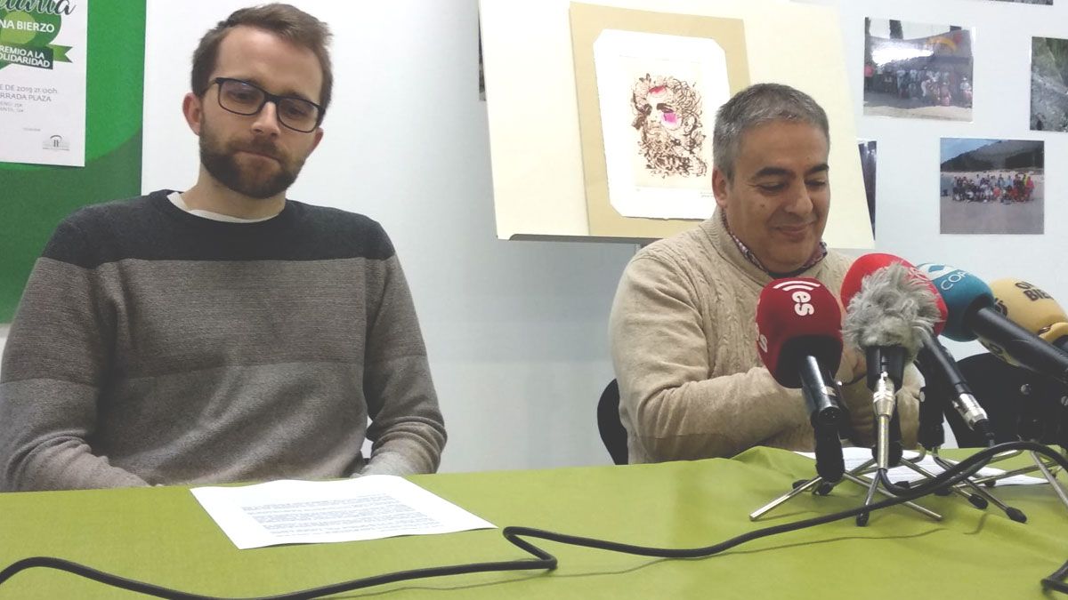 Raúl Tronco, de Decathlon Ponferrada y Valentín Barrio, Gerente de Asprona Bierzo. | L.N.C.