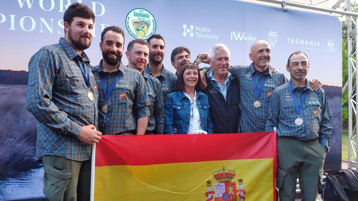 Los pescadores leonesas, junto al resto del equipo español, celebra en el pódium la medalla de bronce obtenida. | R.P.N.