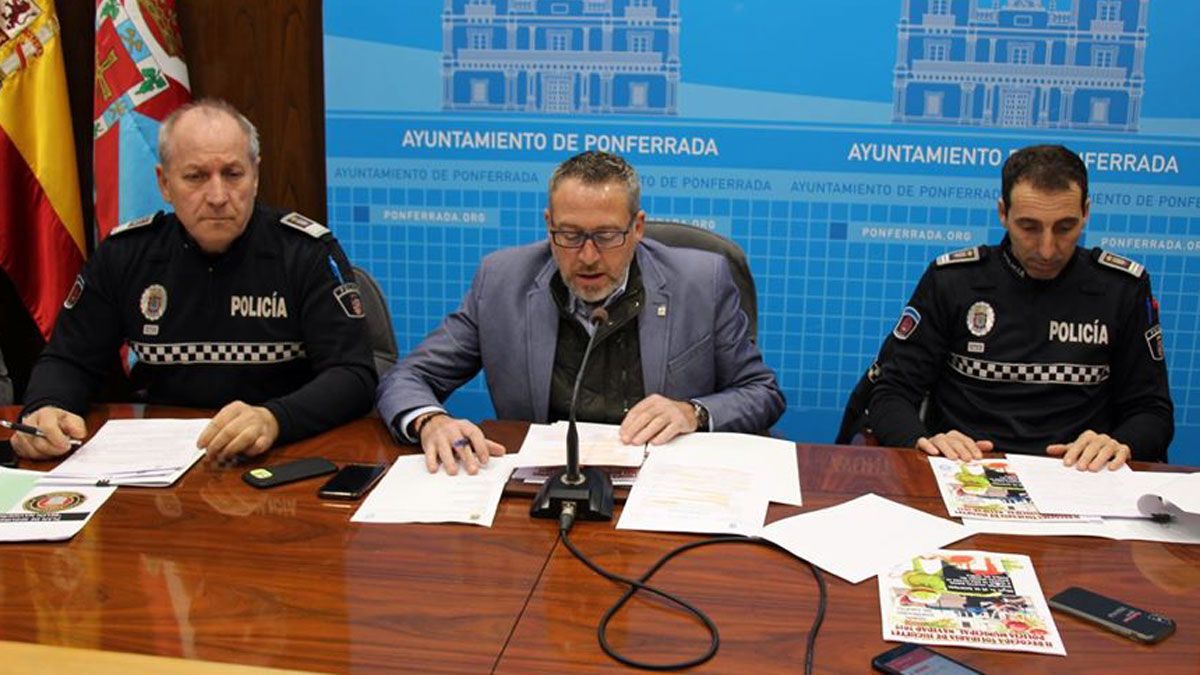 El edil de Seguridad, José Antonio Cartón, en el centro, junto a los policías Borraz y Cachón. | Ayto. Ponferrada