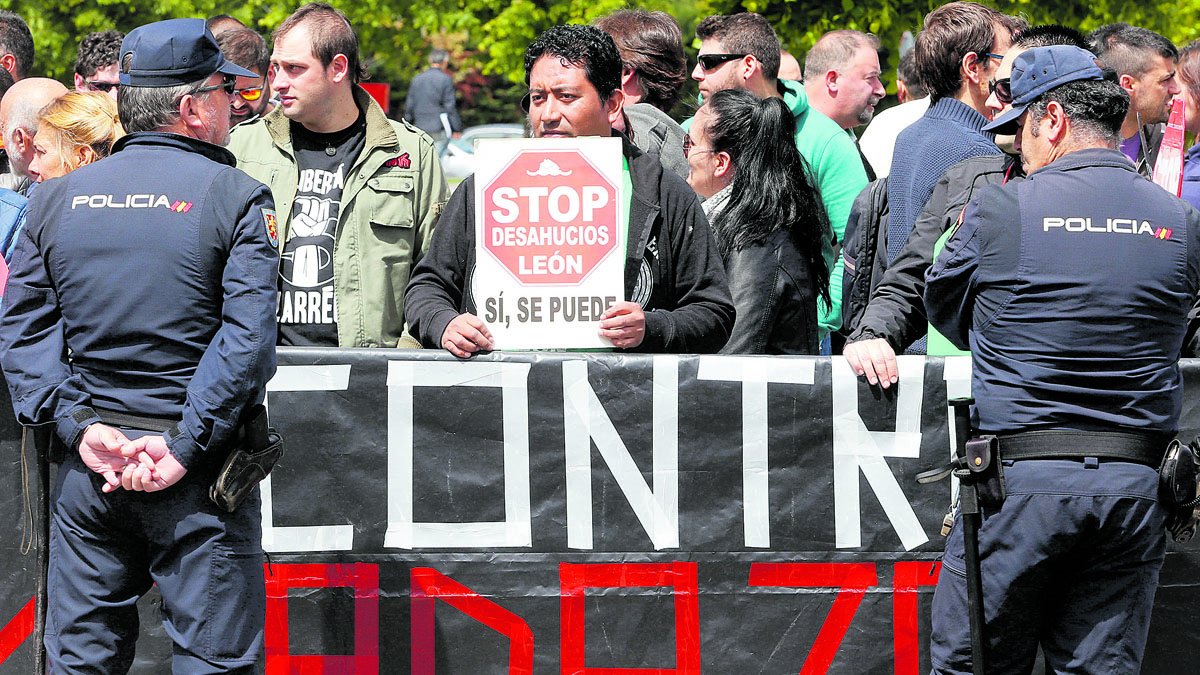 Protesta de la plataforma Stop Desahucios enfrente del Auditorio Ciudad de León en una imagen de archivo. | ICAL