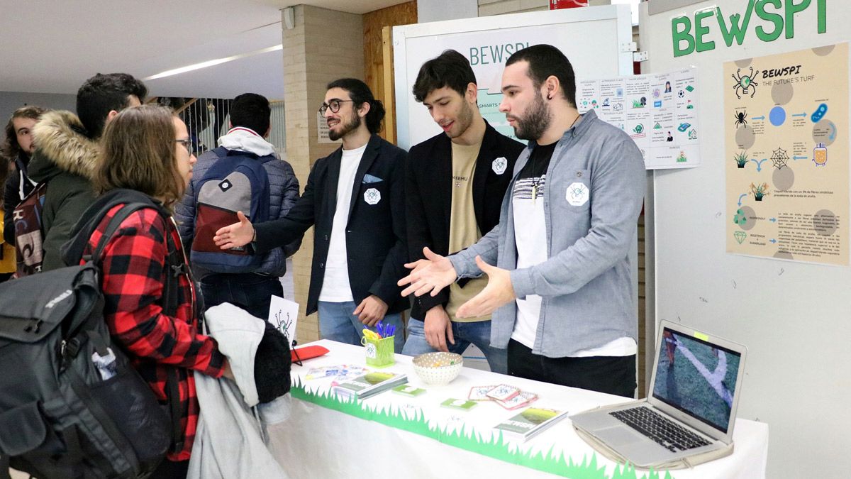 Los impulsores de 'Bewspi' explicando su proyecto a algunos universitarios. | L.N.C.