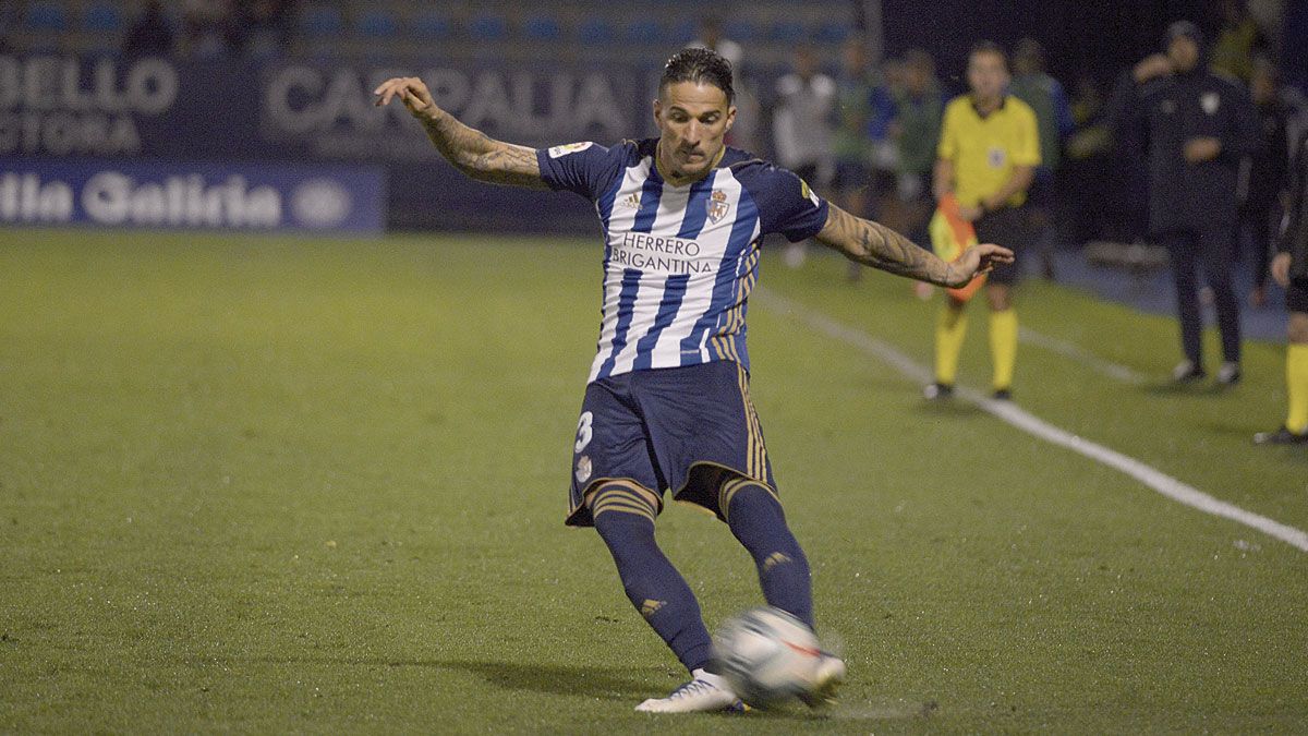 Ríos Reina, en un partido en El Toralín. | MAURICIO PEÑA