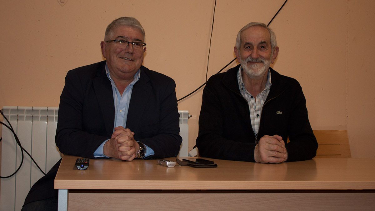 Félix Porto, de Uniones Agrarias, con Matías Llorente este miércoles en Cabreros del Río hablando con los ganaderos de leche. | T.G.