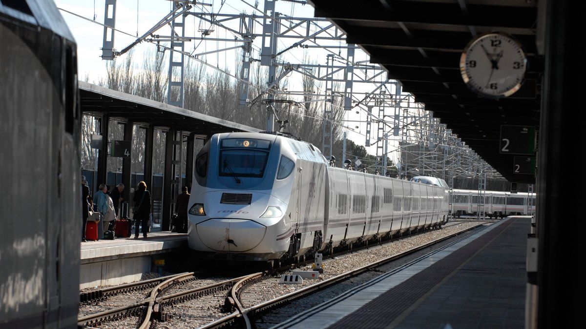 Imagen de archivo de un tren de Renfe. | MAURICIO PEÑA