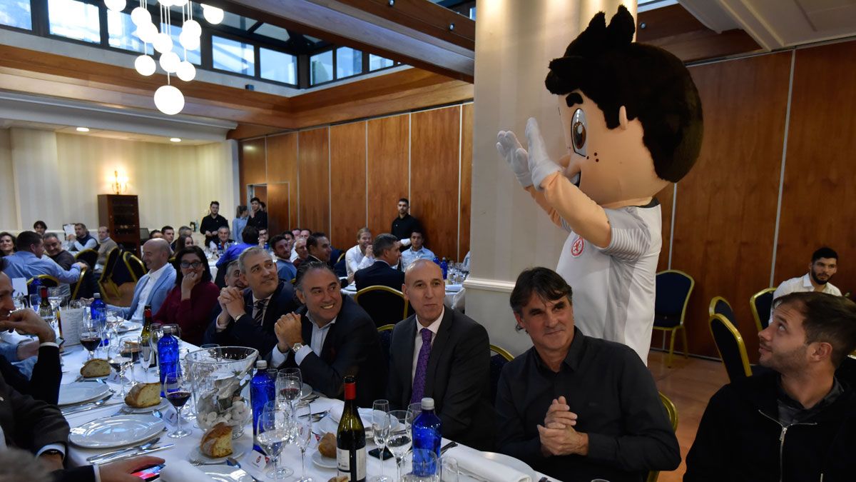 Felipe Llamazares, en la mesa presidencial, junto a la nueva mascota del club. | SAÚL ARÉN