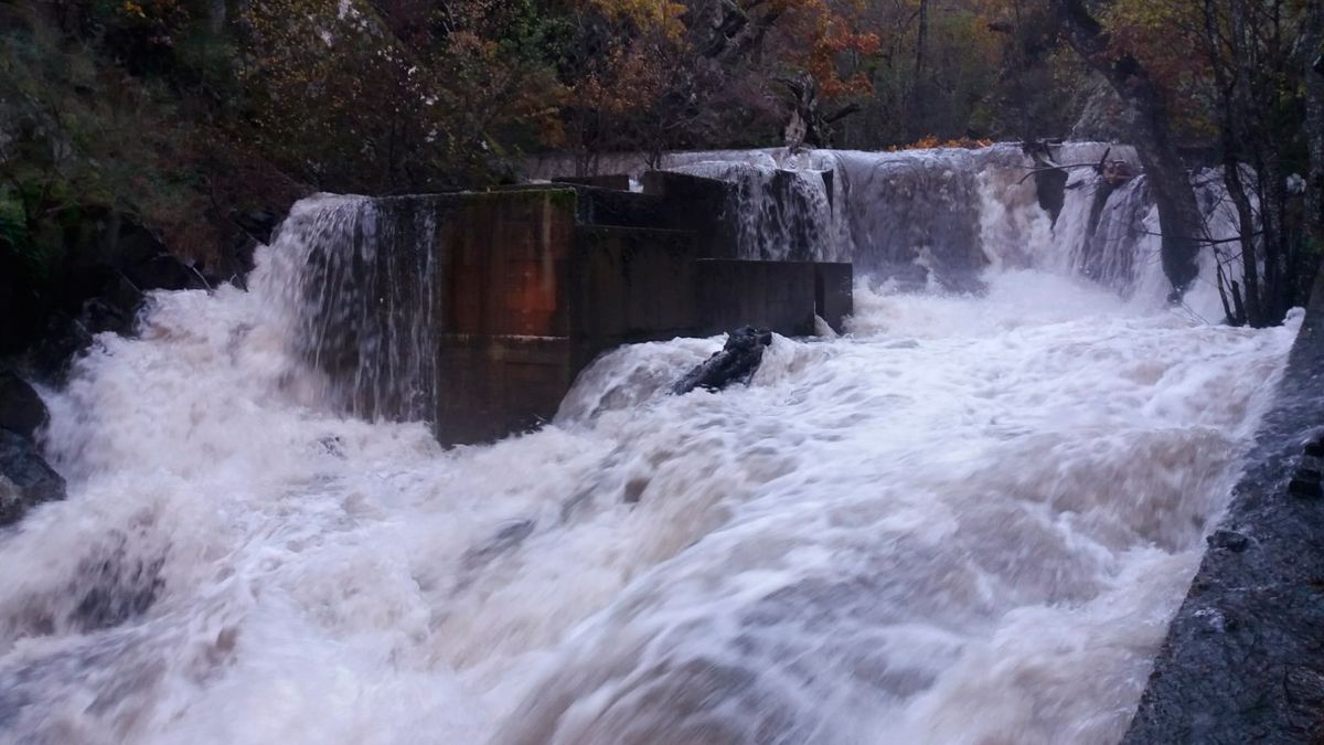 Zona de captación en Pardamaza con la fuerza del agua bajo la lluvia.