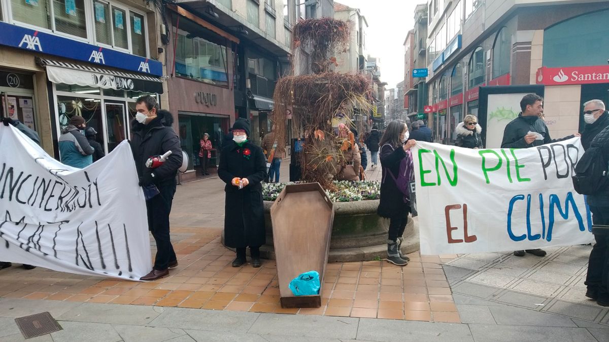 Una de las movilizaciones vecinales en contra del velatorio.