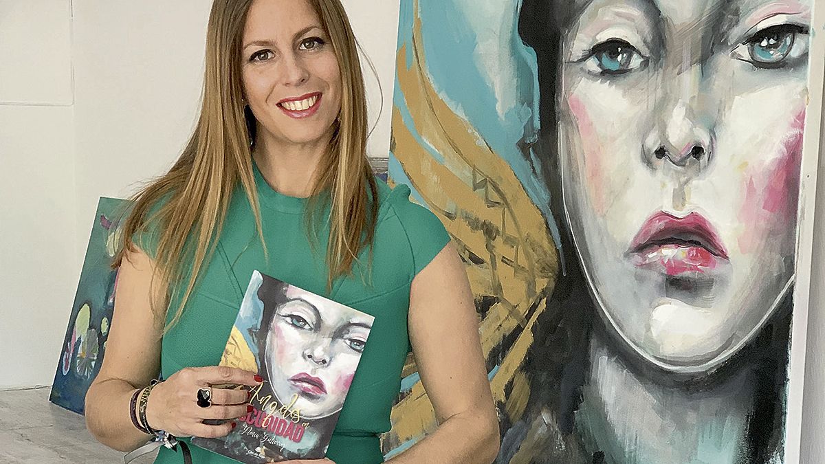 Ylenia Gutiérrez posa ante el cuadro de Luis Miguel Machado de la portada. Ylenia Gutiérrez posa ante el cuadro de Luis Miguel Machado de la portada.
