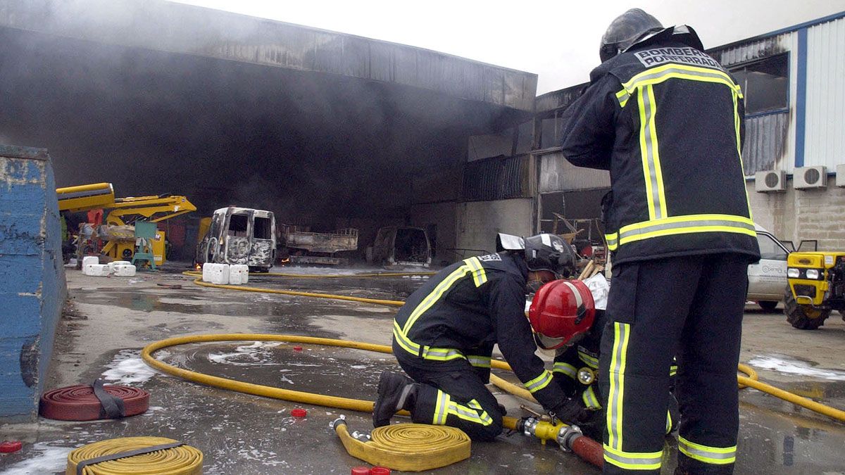 Una de las prácticas realizadas por los Bomberos en el parque de Ponferrada.