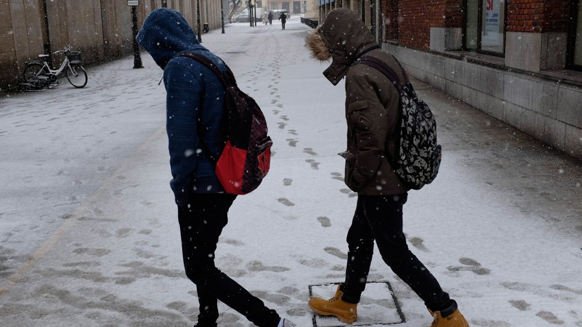 Dos alumnos acudiendo a clase un día de nieve en la capital. | DANIEL MARTÍN