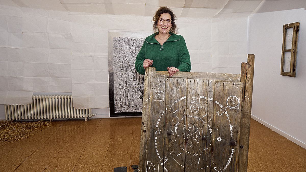 La artista Cristina Ibáñez con una de las piezas que expone en el Ateneo Cultural El Albéitar. | VICENTE GARCÍA