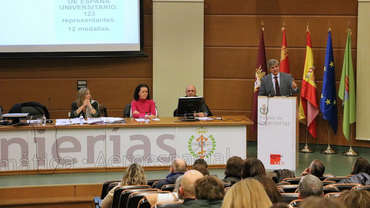 Intervención del rector, Juan Francisco García Marín, en la reunión del Claustro Universitario en la que se trató la actualización del Estatuto de la ULE. | L.N.C.