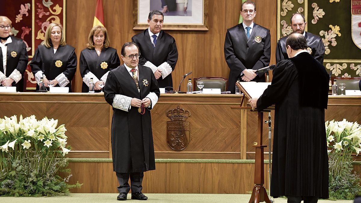 Un momento de la ceremonia en el Aula Magna San Isidoro del Albéitar. | SAÚL ARÉN