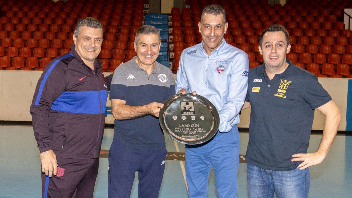 Los cuatro entrenadores posan con el trofeo. | A.V.