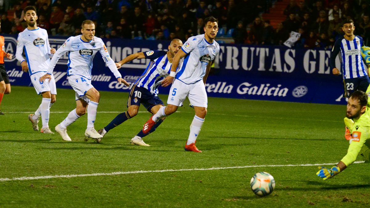 Yuri marca uno de sus goles. | FRANCISCO L. POZO