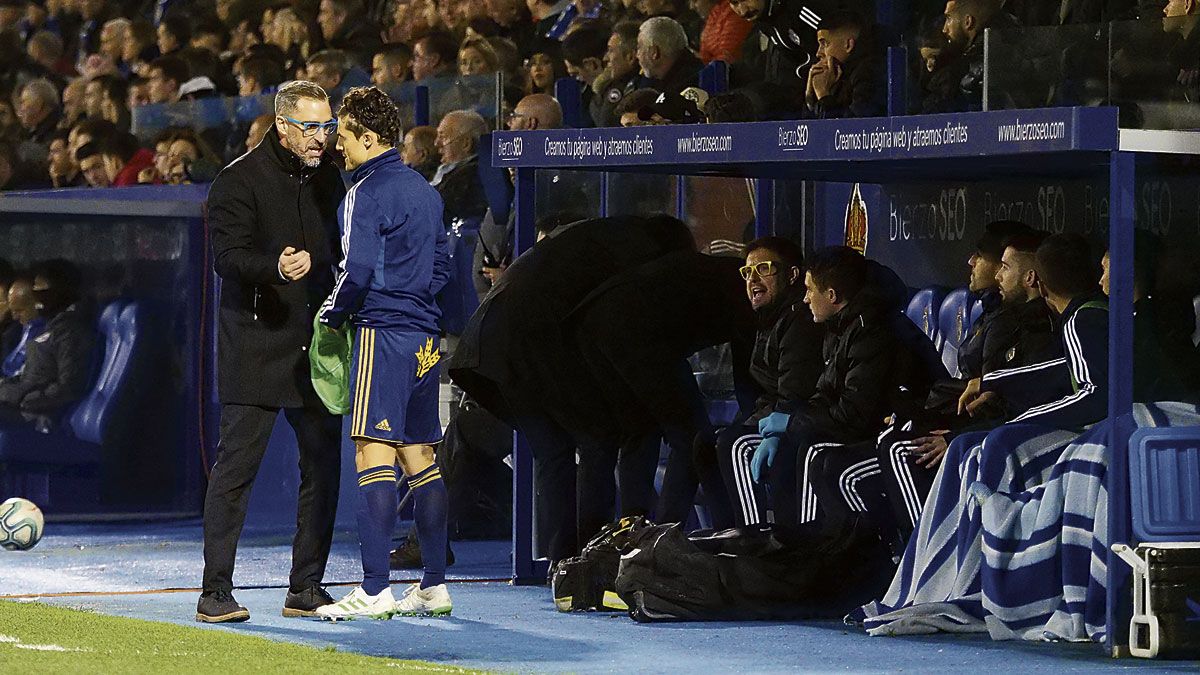 Bolo da instrucciones a Fullana minutos antes de saltar al campo. | FRANCISCO L. POZO