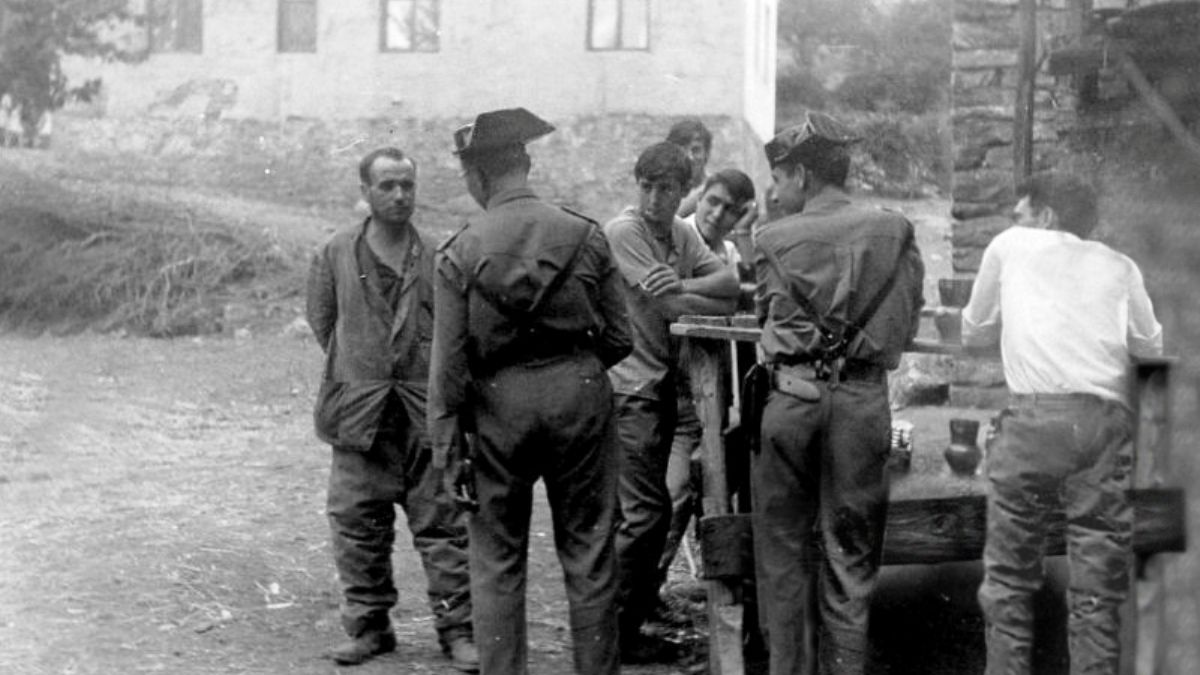 Imagen de los guardias tal vez intentando conseguir información de los jornaleros. | Archivo S. Macías