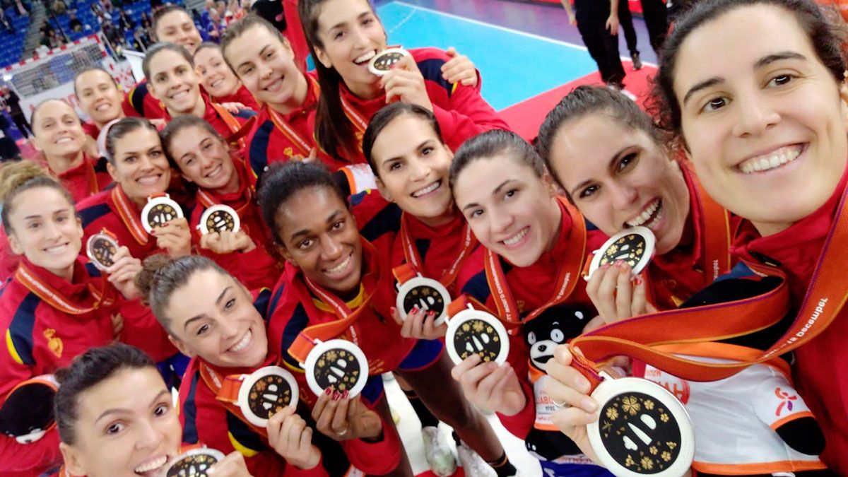 Mireya, segunda por la derecha, con la medalla al cuello junto al resto de sus compañeras de selección. | IHF