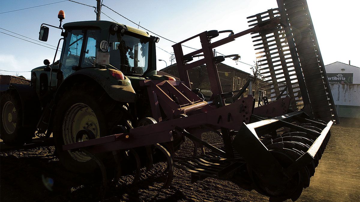 Ugal-UPA reclama un mejor servicio del Registro Oficial de Maquinaria Agrícola. | MAURICIO PEÑA