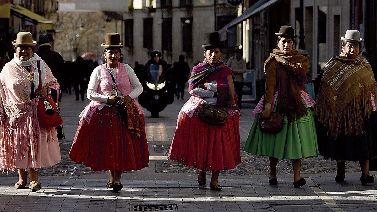Las cinco ‘cholitas escaladoras’ recorrieron el centro de León con sus trajes típicos y las llamativas polleras con las que también escalan las cumbres más altas de su país, Bolivia. | saúl aren
