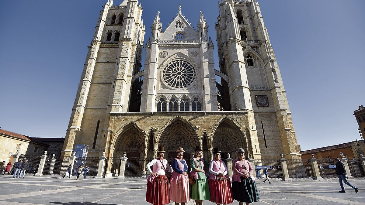 Las ‘cholitas escaladoras’ frente a la Catedral de León en su primera visita a España. | SAÚL ARÉN