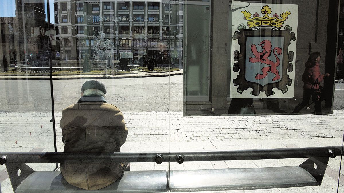 Cada vez es más habitual ver personas de edad muy avanzada caminando o descansando en algún punto en las calles de la capital leonesa. | MAURICIO PEÑA