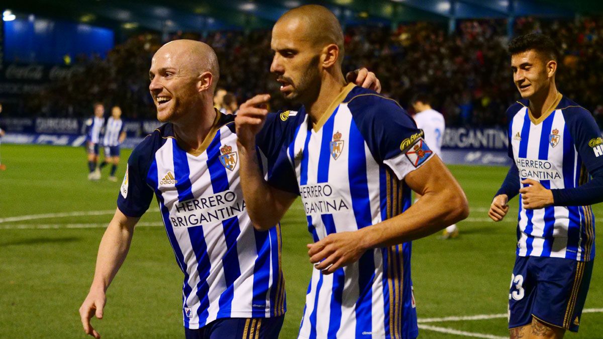 Yuri festeja junto a Isi el segundo de sus goles en el choque frente al Deportivo de la Coruña. | FRANCISCO L. POZO