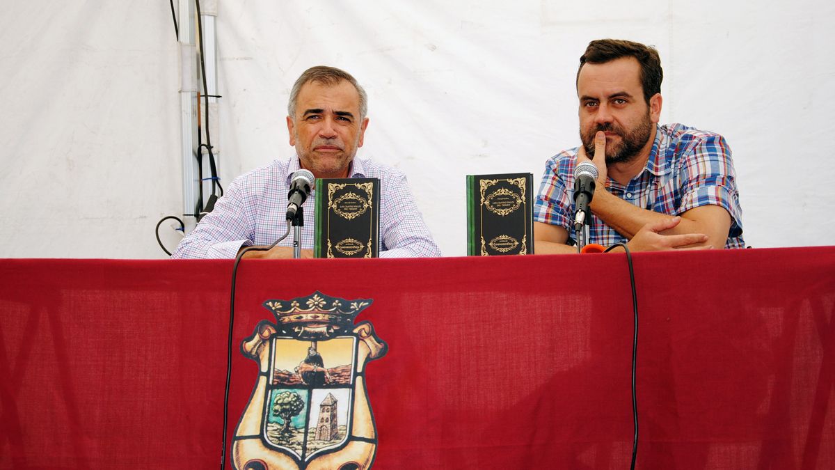 José Miguel Palazuelo, alcalde, y el periodista David Rubio, este domingo durante la presentación del libro de éste último.| ABAJO José Miguel Palazuelo, alcalde, y el periodista David Rubio, este domingo durante la presentación del libro de éste último.| ABAJO