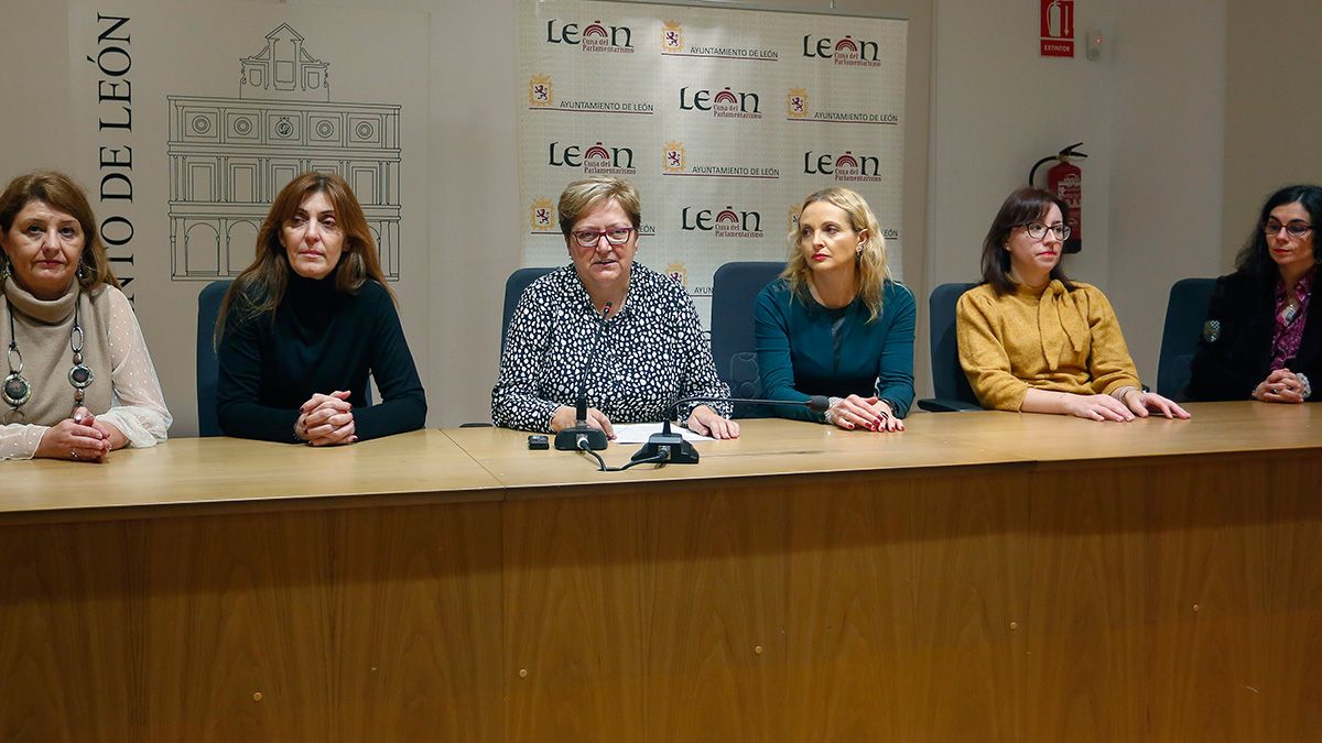 La concejala de Mayores del Ayuntamiento de León, Lourdes González, presenta la campaña ‘La Navidad en compañía'. | ICAL La concejala de Mayores del Ayuntamiento de León, Lourdes González, presenta la campaña ‘La Navidad en compañía'. | ICAL