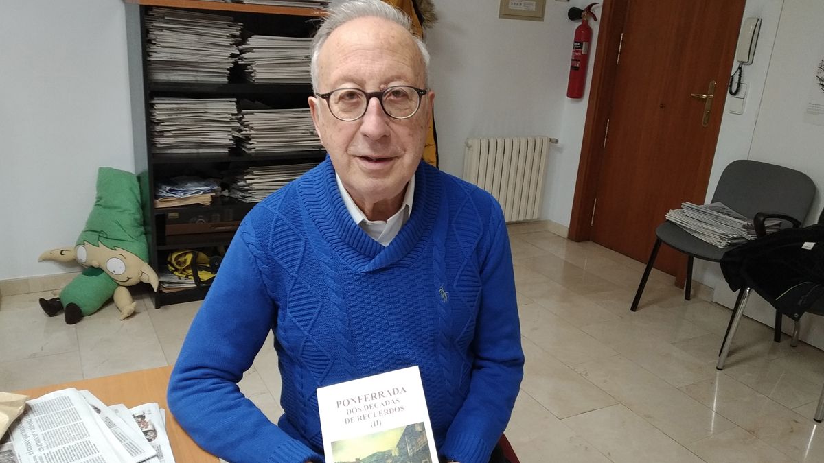 Cruz Vega con una publicación anterior entre las manos. | M.I.