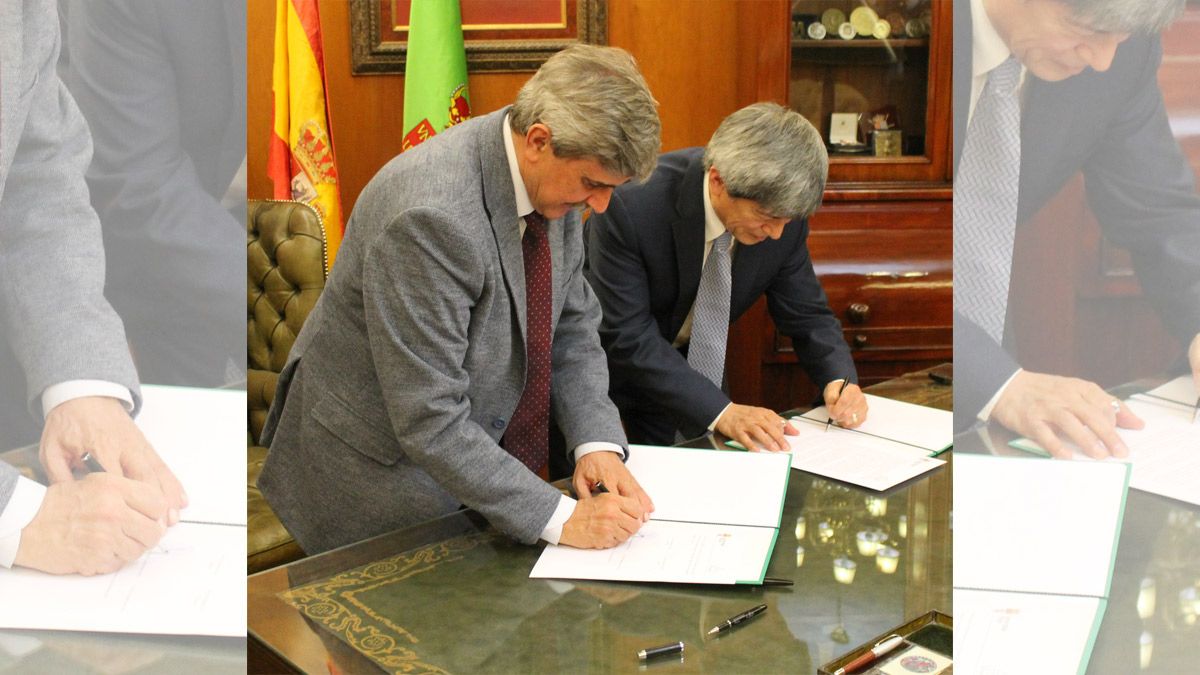 Firma del convenio entre ambas universidades. | L.N.C.
