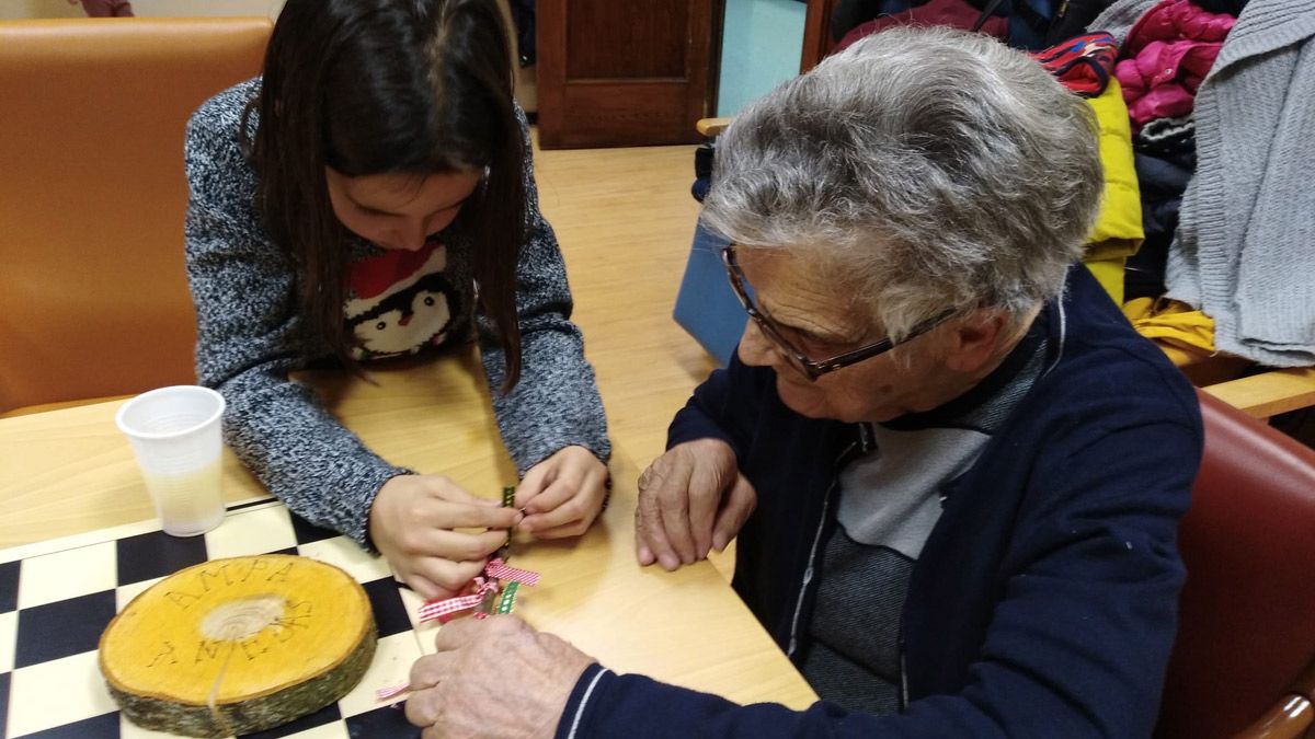 Escolares y residentes colaboraron en este taller navideño. | L.N.C. Escolares y residentes colaboraron en este taller navideño. | L.N.C.