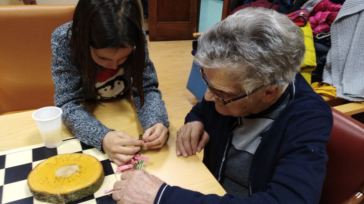 Escolares y residentes colaboraron en este taller navideño. | L.N.C.