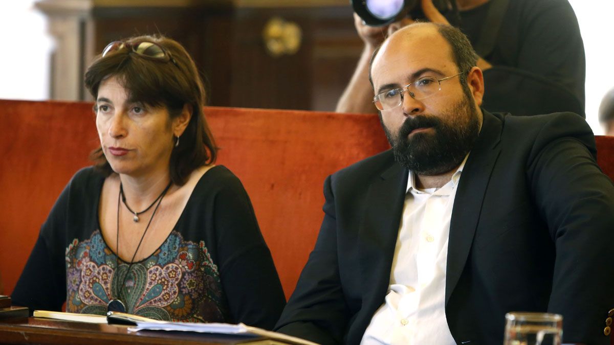 Victoria Rodríguez y Santiago Ordóñez, ediles de León en Común en el Ayuntamiento de León. | ICAL